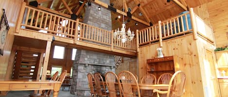 Ferienhaus, Mehrere Schlafzimmer, barrierefrei, Balkon | Wohnbereich | Bücher