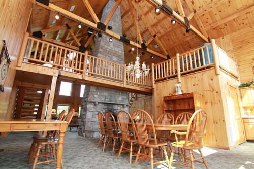 Spacious 8bd 7ba Log Home on Beltzville Lake in Southern Poconos - No Prom