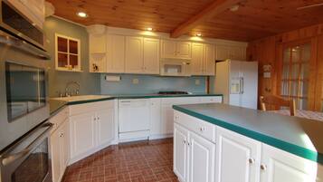 House, Multiple Bedrooms, Accessible, Balcony | Interior
