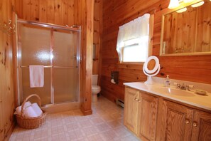 Ferienhaus, Mehrere Schlafzimmer, barrierefrei, Balkon | Badezimmer