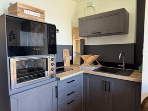 Fridge, microwave, oven, coffee/tea maker - Les Floralies à Saint-Clair (LE LAVANDOU)
