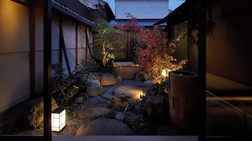 尊貴套房, 2 張標準雙人床, 花園景 | 露台/庭院
