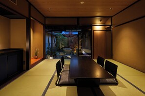 Premier Suite, 2 Double Beds, Garden View | Premium bedding, down comforters, pillowtop beds, minibar - Enso Machiya (Kyoto)