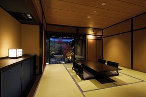 Svit Premier - 2 dubbelsängar - utsikt mot trädgården | Sängtillbehör av högsta kvalitet, duntäcken, bäddmadrasser och minibar