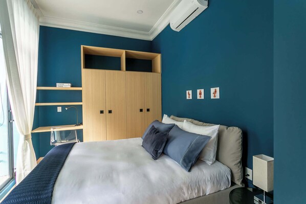 1 dormitorio, escritorio, tabla de planchar con plancha y wifi