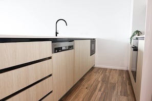 Micro-ondes, four, plaque de cuisson, lave-vaisselle