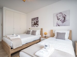 1 bedroom, iron/ironing board, internet, bed sheets - Comfort and rooftop pool (Lagos)