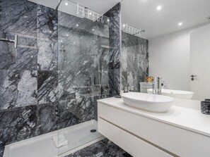 Shower, hair dryer, towels