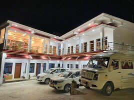 Fassade der Unterkunft – Abend/Nacht
