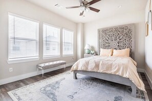 3 Schlafzimmer, Zimmersafe, Schreibtisch, Bügeleisen/Bügelbrett