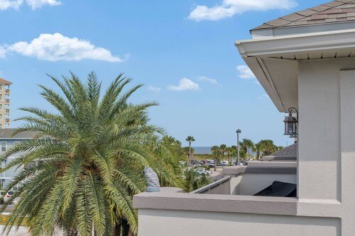 Beach townhouse w/ heated pool & games, 1 1/2 blocks to the beach