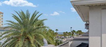 Beach townhouse w/ heated pool & games, 1 1/2 blocks to the beach