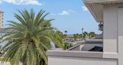 Beach townhouse w/ heated pool & games, 1 1/2 blocks to the beach