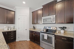 ثلاجة، ميكروويف، فرن، موقد طهي مسطح