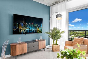 Televisión, mesa de ping pong, estéreo
