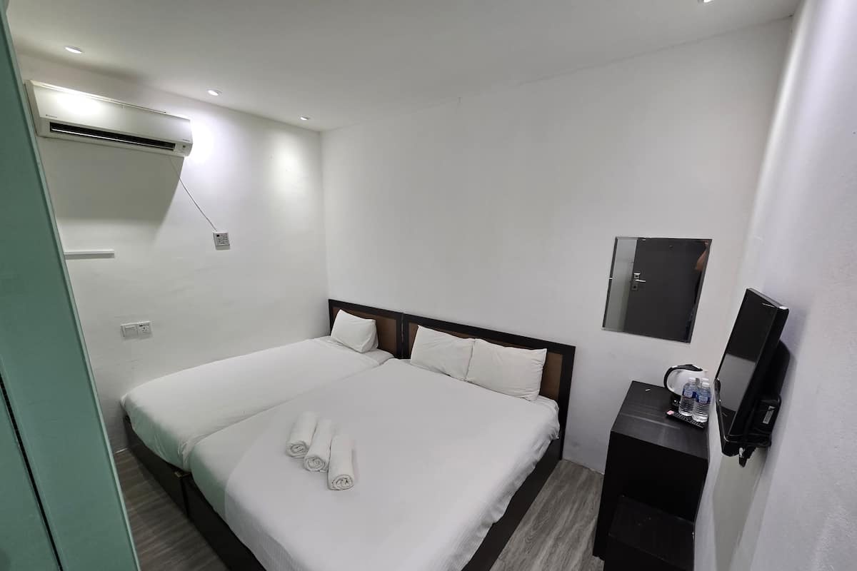 Family Room | Desk, free WiFi