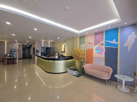 Reception. One Point Inn King Centre