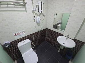 Shower, towels, soap, shampoo - One Point Inn King Centre (Kuching)