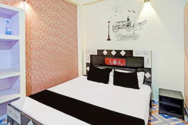 Desk, laptop workspace, soundproofing, bed sheets
