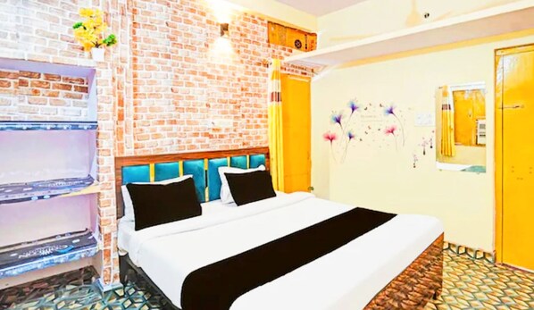 Schreibtisch, laptopgeeigneter Arbeitsplatz, schallisolierte Zimmer