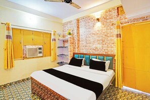 Desk, laptop workspace, soundproofing, bed sheets - Hotel Kashi Family Stay Varanasi (Varanasi)