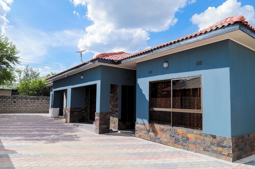 Chic 2-bedroom apartment with WiFi and backup solar power in Lusaka.