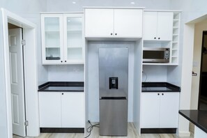 Microondas, horno, placa de cocina