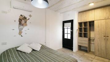 8 bedrooms, travel crib, WiFi, bed sheets
