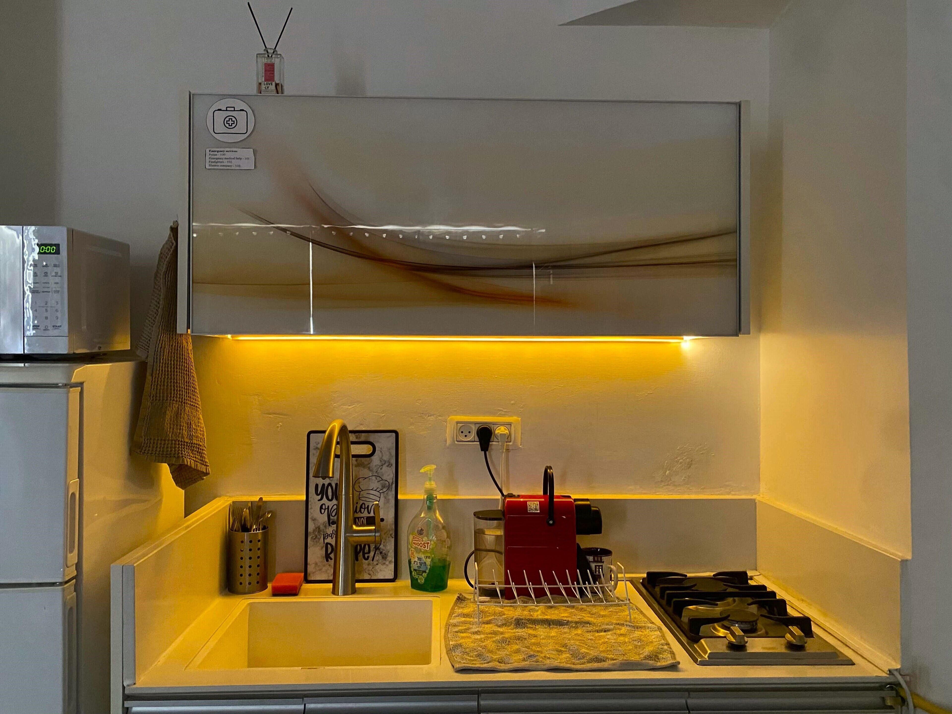 Réfrigérateur, micro-ondes, plaque de cuisson, cafetière/bouilloire