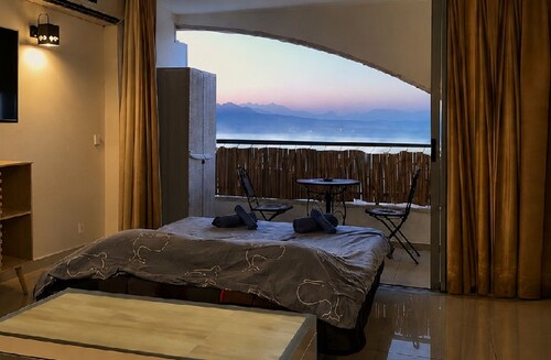 Renovated 2-Room Seaview Apt • Free Parking • Clean & Fully Equipped