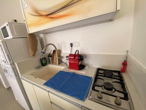 Frigorifero, microonde, piano cottura, macchina per tè/caffè