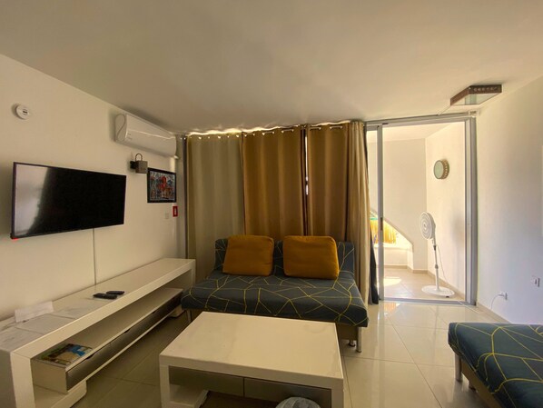 Smart TV, books - Renovated 2-Room Seaview Apt • Free Parking • Clean & Fully Equipped (Eilat)