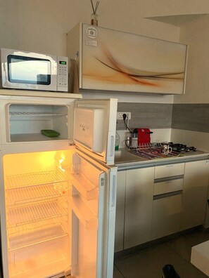 Refrigerador, microondas, placa de cocina, cafetera/tetera