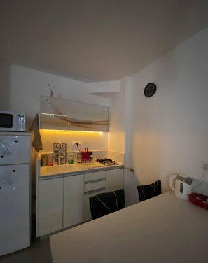 Frigorifero, microonde, piano cottura, macchina per tè/caffè