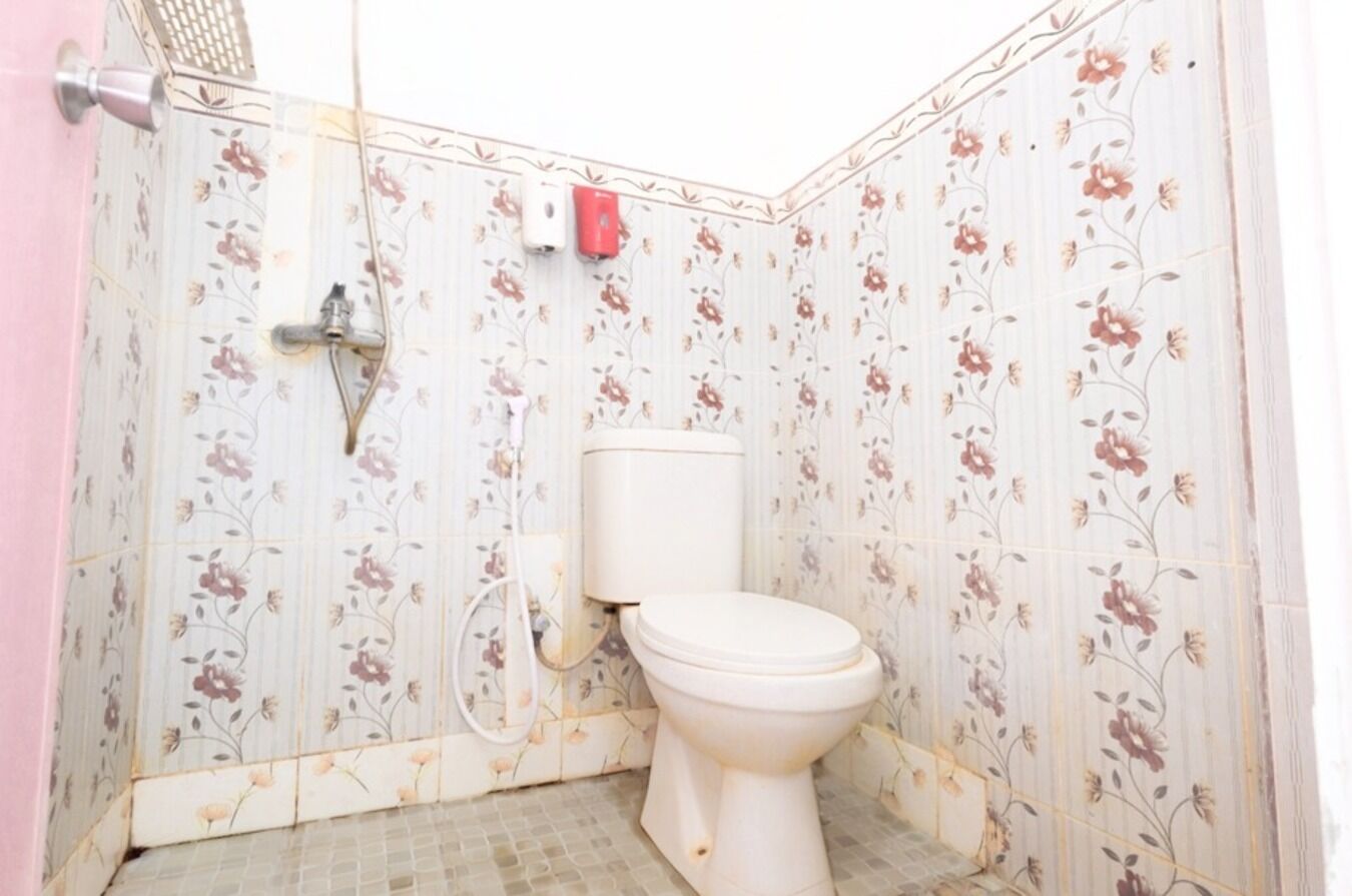 Combined shower/tub, towels, soap, shampoo