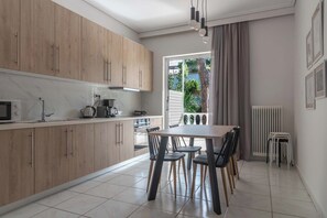 Micro-ondes, four, plaque de cuisson