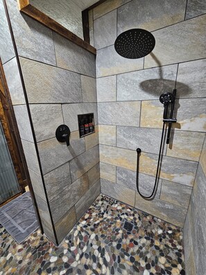 Shower, hair dryer, towels, soap - Restin' Holes Ky Bourbon Trail C -Sauna-HotTub-Gym-Playground-Waterfall-Themed (Willisburg)