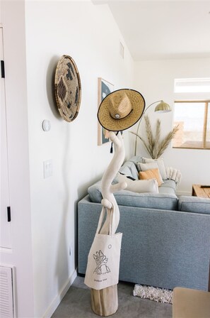 Smart-TV, Bücher, Stereoanlage