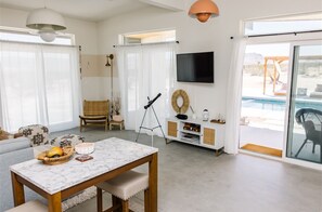 Smart TV, books, stereo