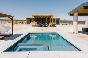 Utomhuspool och uppvärmd pool