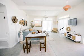 Smart-TV, Bücher, Stereoanlage