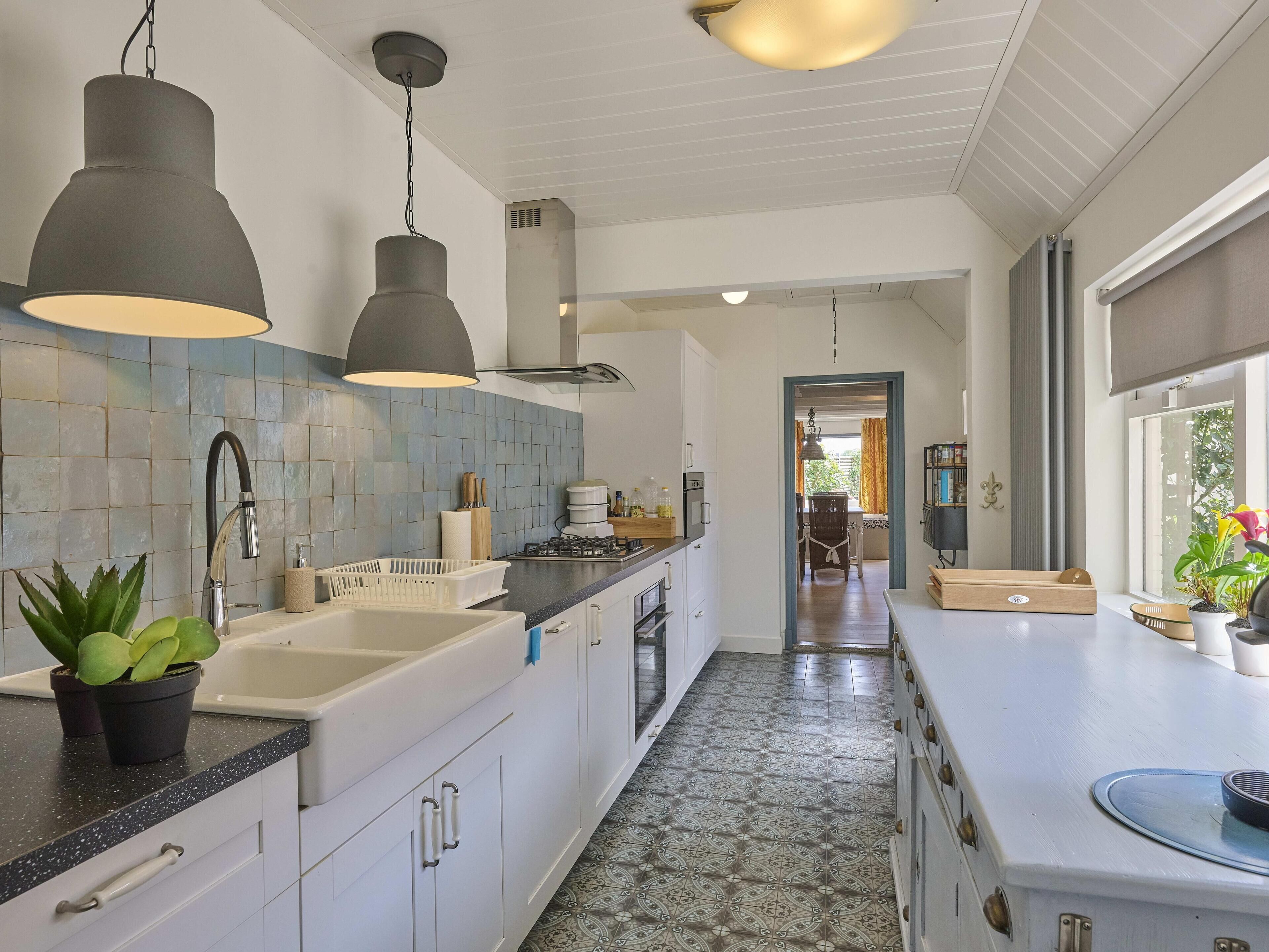 Jääkaappi, liesi, astianpesukone, kahvin-/teenkeitin