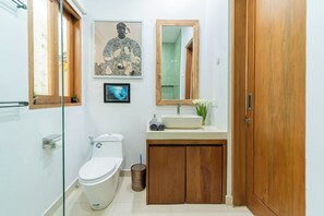 Dusche, Haartrockner, Handtücher, Seife