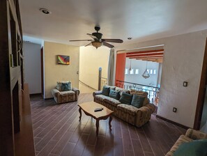 Smart-TV, DVD-spiller, bøker og PC-skjermer