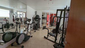 A gym with various exercise equipment, including treadmills, stationary bikes, and weight machines. - Luxury Home with Pool, Gym & EV Charger – Prime Location in Querétaro (Santiago de Querétaro)