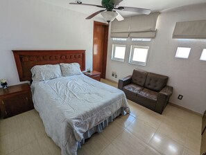 5 soveværelser, pengeskab på værelset, skrivebord, strygejern/strygebræt