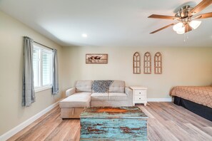 Interior - Studio Stay w/ Deck in Missouri Wine Country (New Haven)