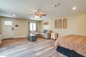 WiFi, bed sheets - Studio Stay w/ Deck in Missouri Wine Country (New Haven)