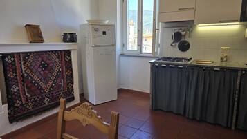 Jääkaappi, keittoastiat/astiat/ruokailuvälineet