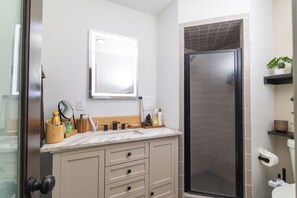 Shower, hair dryer, towels, soap - San Antonio Private Studio! no shared spaces (San Antonio)